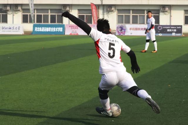 五大联赛本赛季最佳阵容 莱万搭档萨拉赫冲锋陷阵